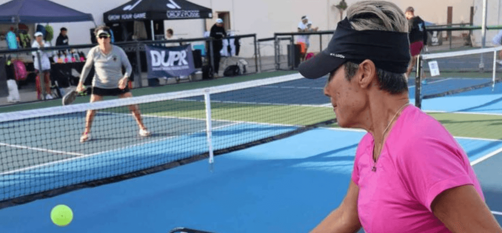 5 ejercicios pickleball proteger articulaciones jugadores mayores
