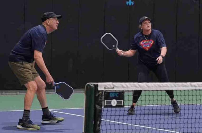  Cómo ahorrar energía y proteger las piernas en el retorno de saque para jugadores senior de pickleball