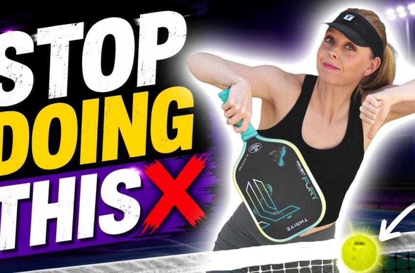  Cinco ajustes para mejorar tu golpe de revés y evitar que la pelota toque la red en pickleball