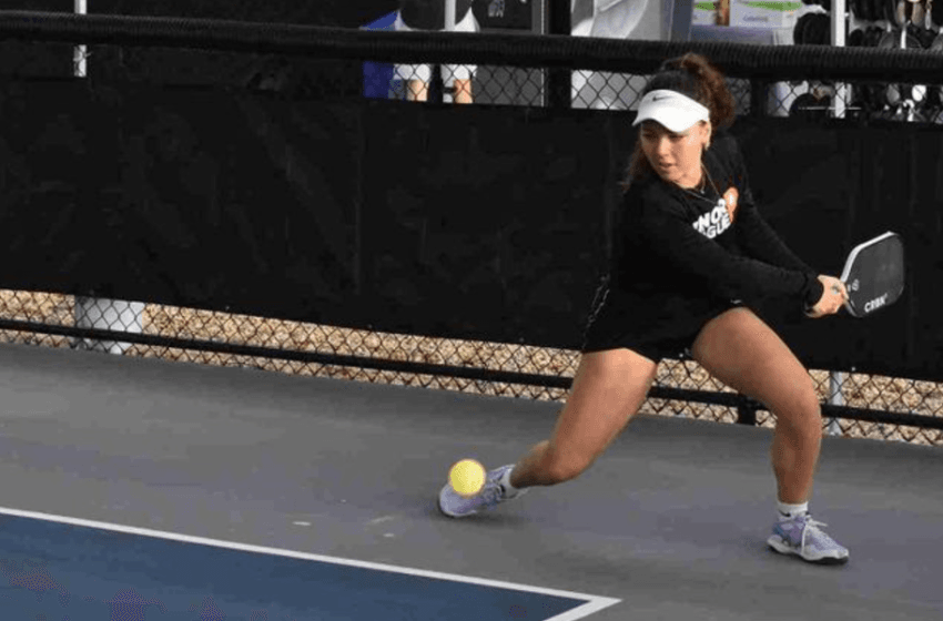 como acertar voleas derecha pickleball rapidez precision