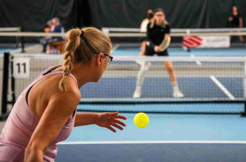  Cómo contrarrestar el saque profundo en pickleball