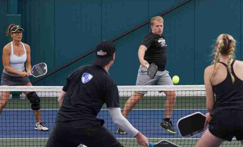  Cómo cubrir la pista de pickleball con un compañero de diferente altura