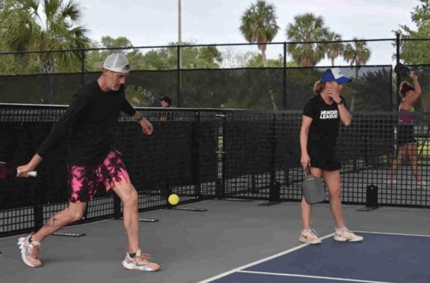  Cómo ejecutar un tercer golpe de dejada de derecha en pickleball