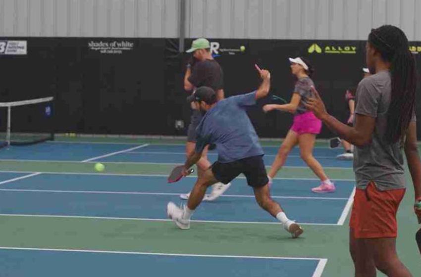  Cómo golpear una pelota de pickleball a tus pies sin levantarla