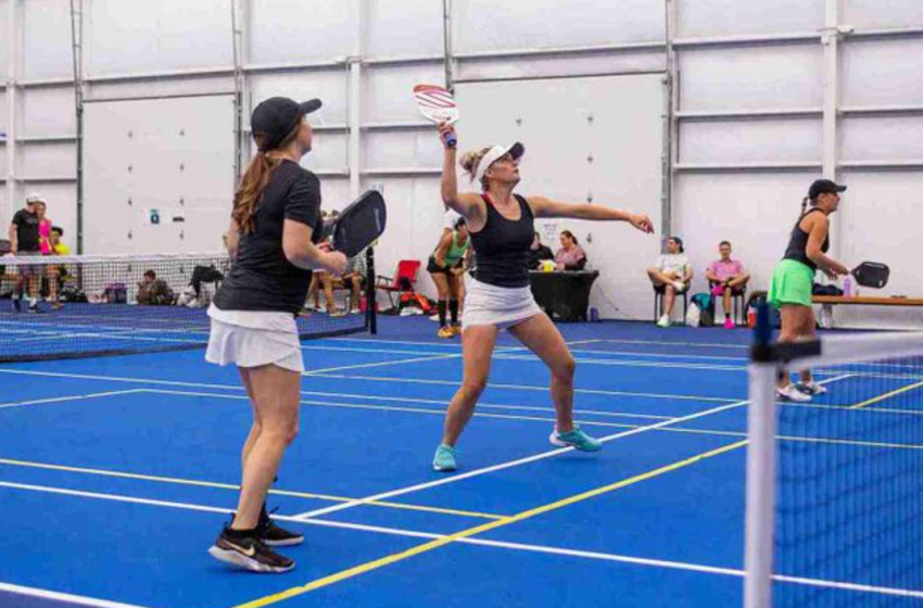  Cómo jugar al pickleball enseñando a un compañero menos experimentado