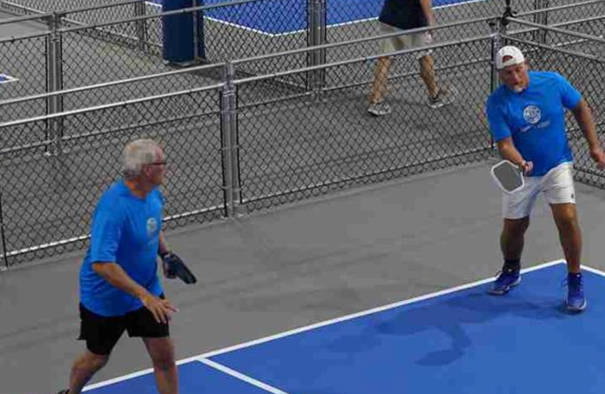 como proteger hombro servir pickleball envejeces
