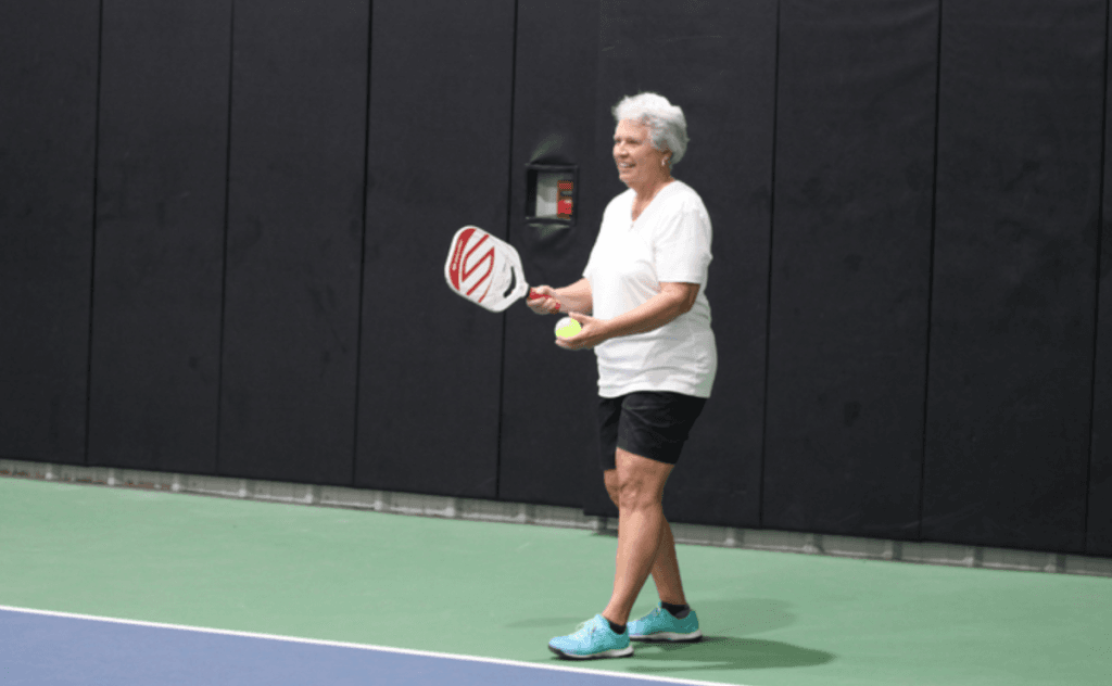 consejos movimiento pickleball rodillas jugadores senior