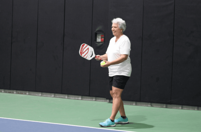 Consejos de juego y movimiento en pickleball para proteger las rodillas en jugadores sénior