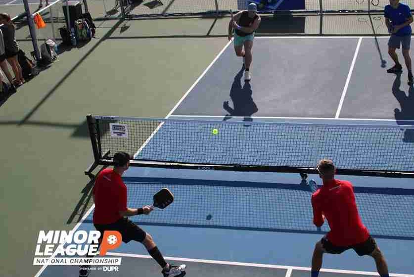  Estrategia en dobles de pickleball: La importancia de atacar el medio