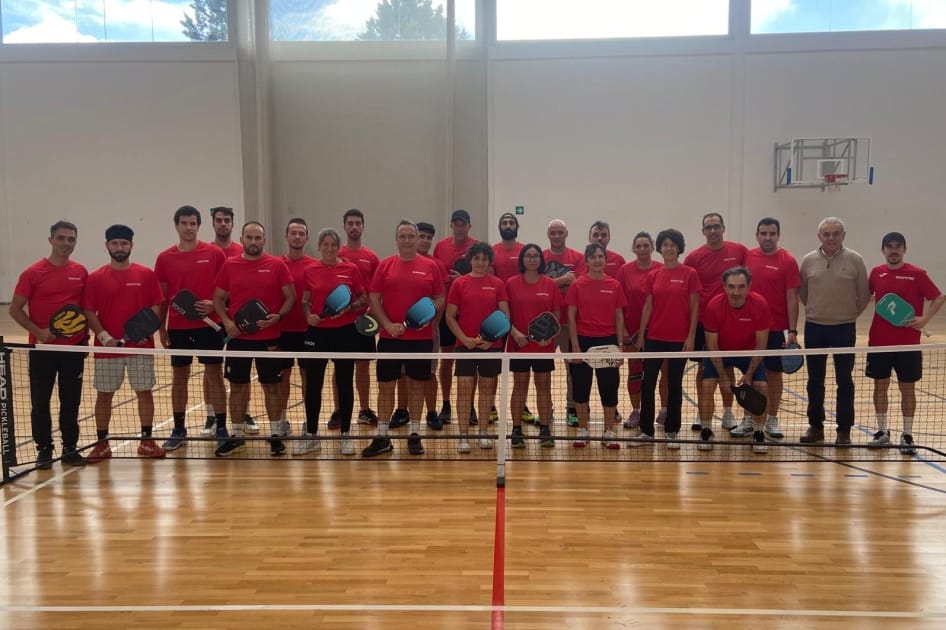 pleno de alumnos en el nuevo curso de pickleball de la rfet impartido en getxo con la fede