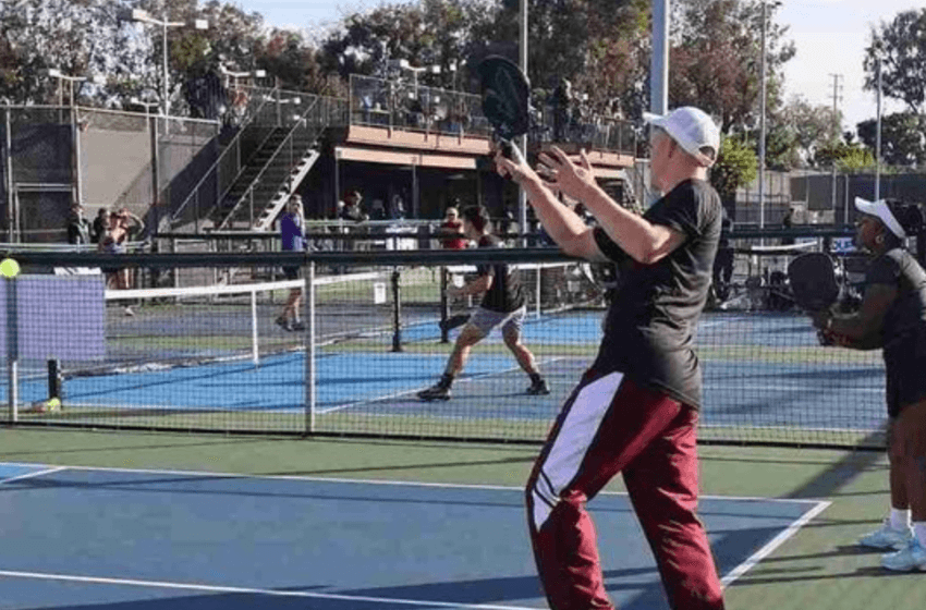 por que fallas golpes fuera pista pickleball como corregirlo