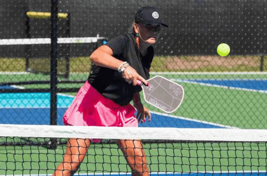  ¿Puede el saque tocar la red en pickleball y seguir en juego?