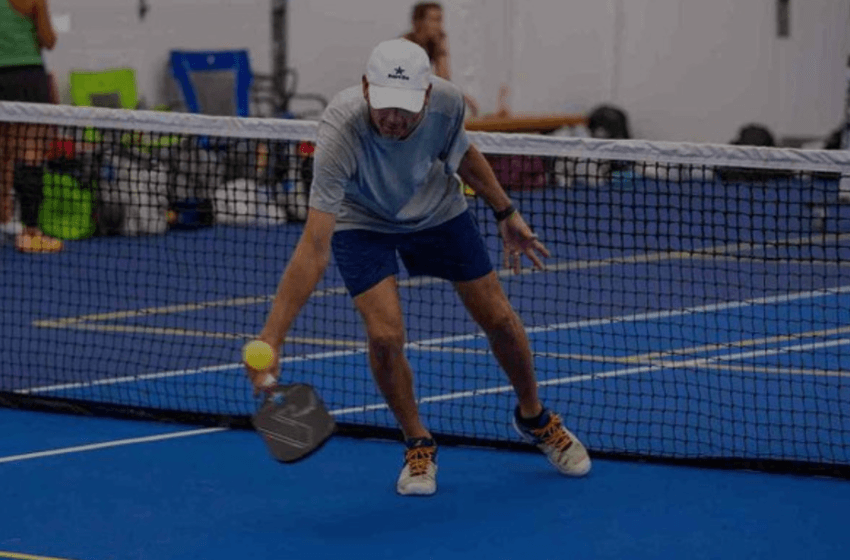 que sucede cuando la pelota toca la linea en pickleball