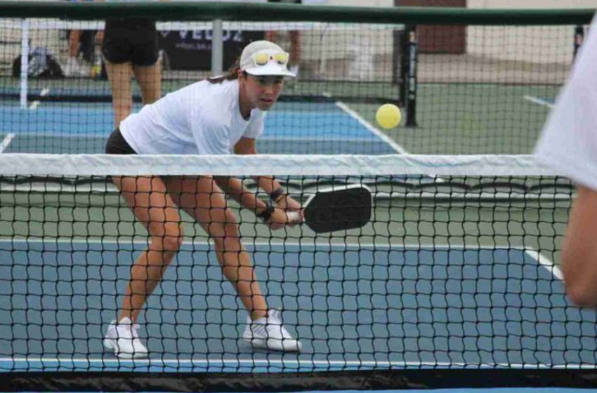 Tres estrategias para frenar el ritmo de un partido de pickleball sin golpear más fuerte
